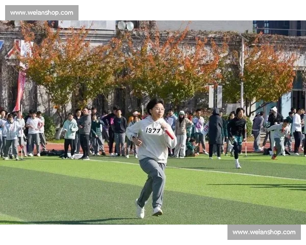 同学们在紧张激烈的比赛中观看精彩瞬间，感受比赛氛围，激发热情与奋发向上的斗志